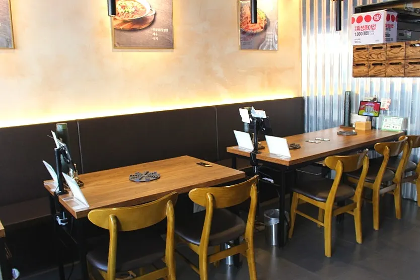 Khu vực chỗ ngồi rộng rãi phù hợp tiệc nhậu
