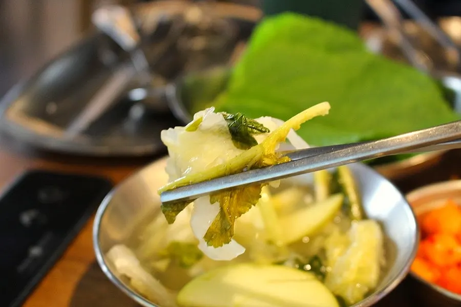 Chan cơm vào canh rong biển để ăn