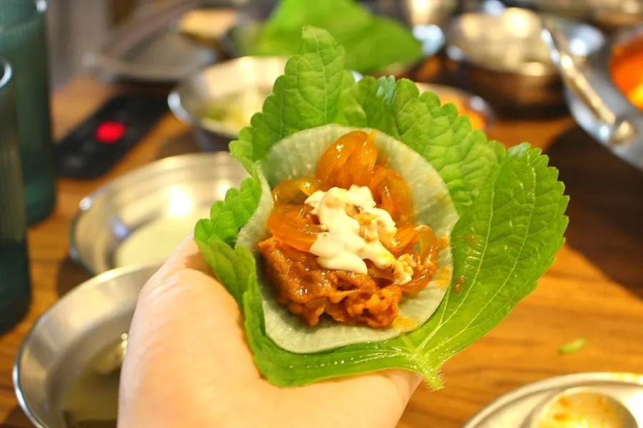 Cuốn lá vừng với củ cải muối và các nguyên liệu