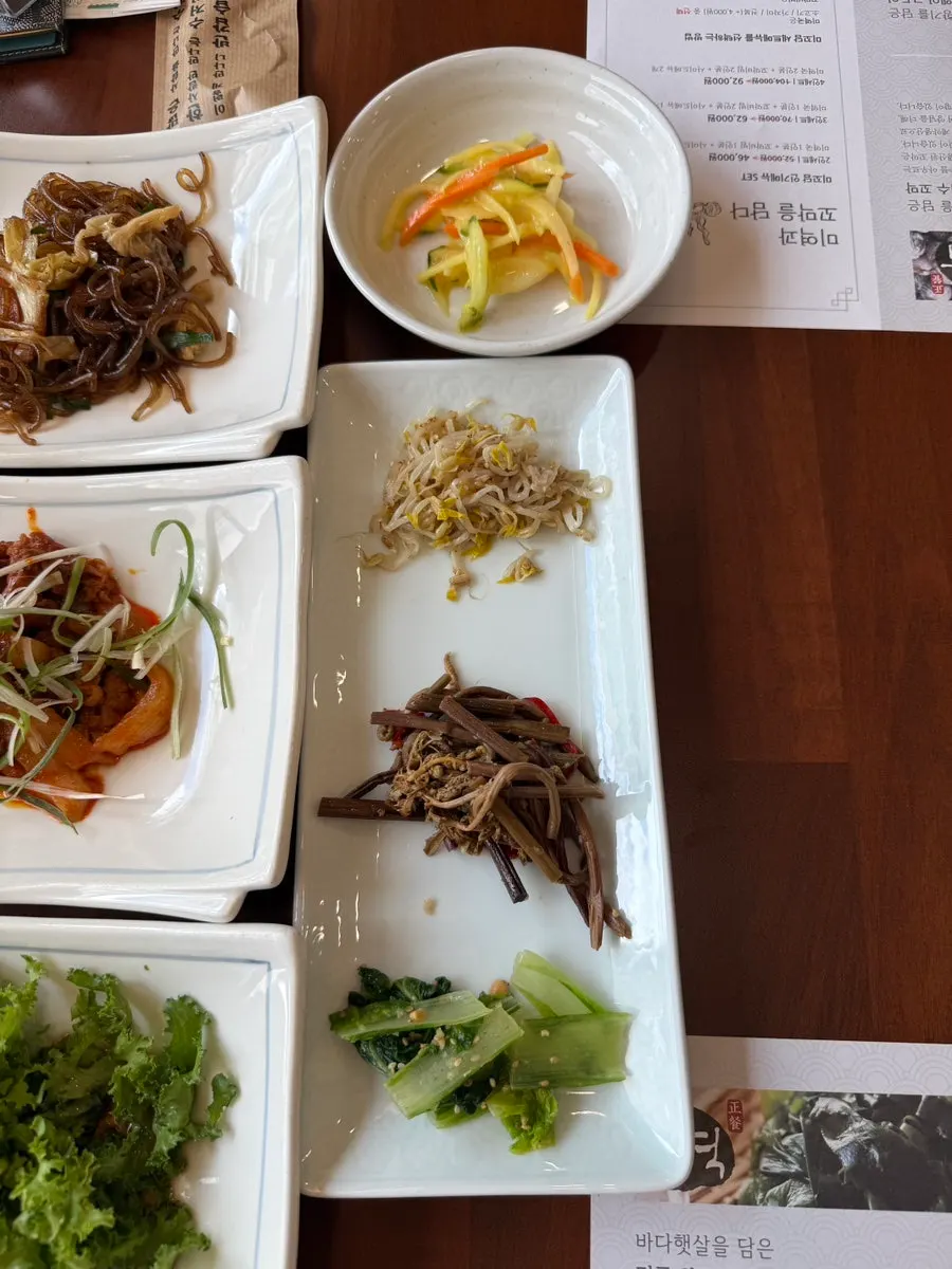 푸짐하게 차린 한식 식사