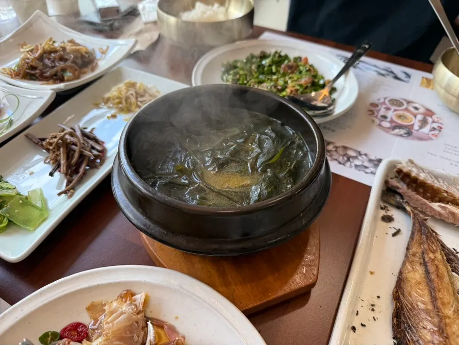 미역국과 꼬막비빔밥 한 상