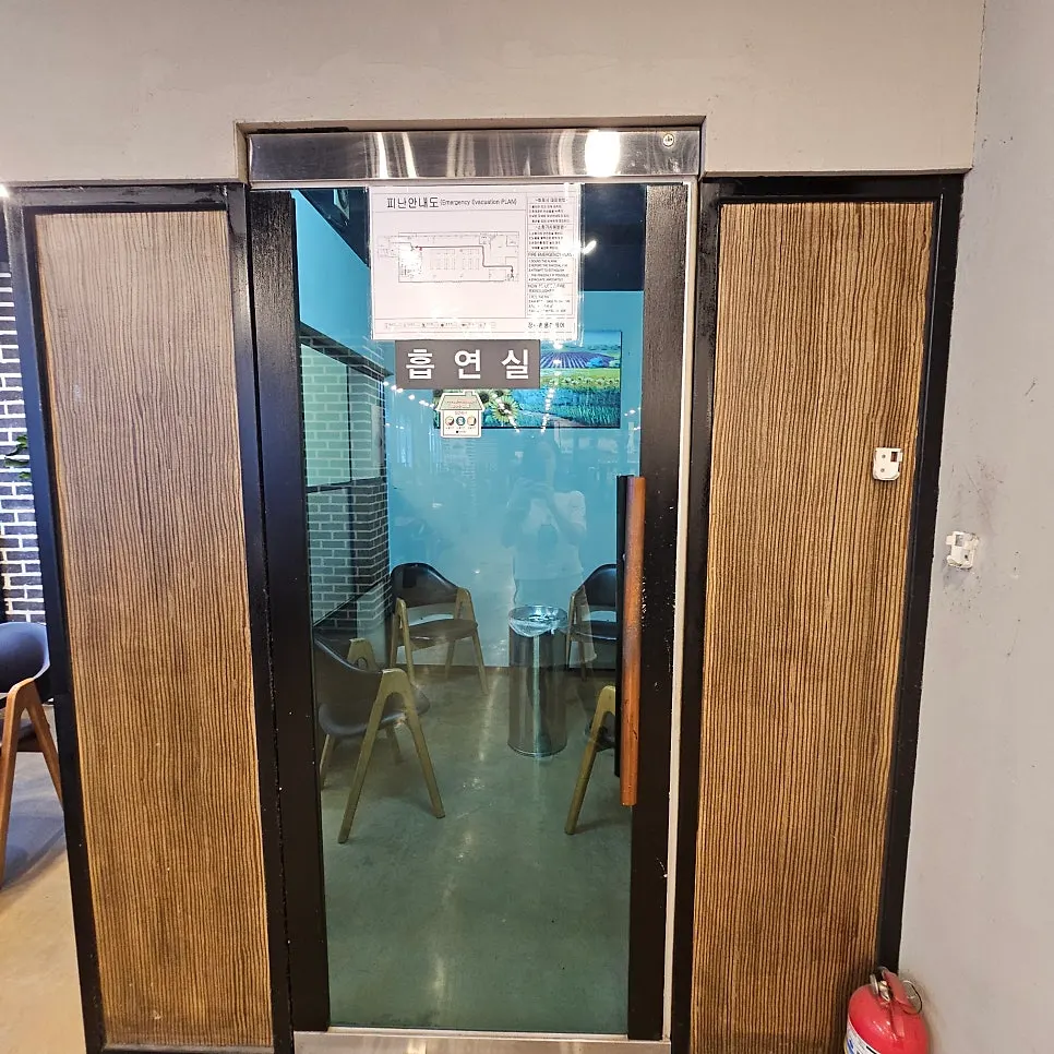 Seating and interior space at Jangsuchon Pungcheon Eel