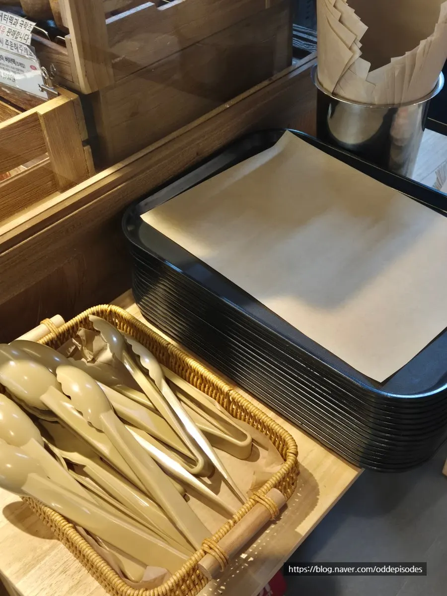 빵을 고르기 전 매장 진열대