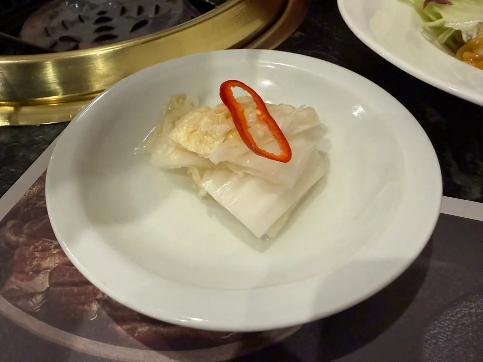 백김치와 장아찌 등 다양한 반찬