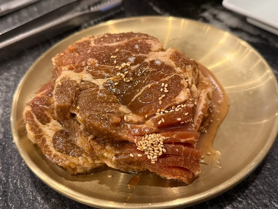 주문한 숯불 돼지갈비 생고기 접시