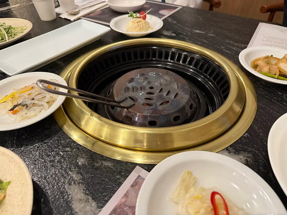 숯불 위에 올린 양념 돼지갈비