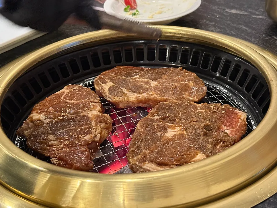 배 양념으로 숙성한 돼지갈비 구이