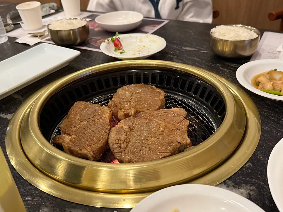 부드럽게 구워진 숯불 돼지갈비