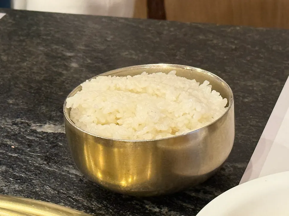 식사메뉴로 주문한 비빔냉면