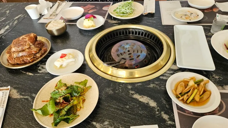Basic side dishes arranged neatly like a hanjeongsik course