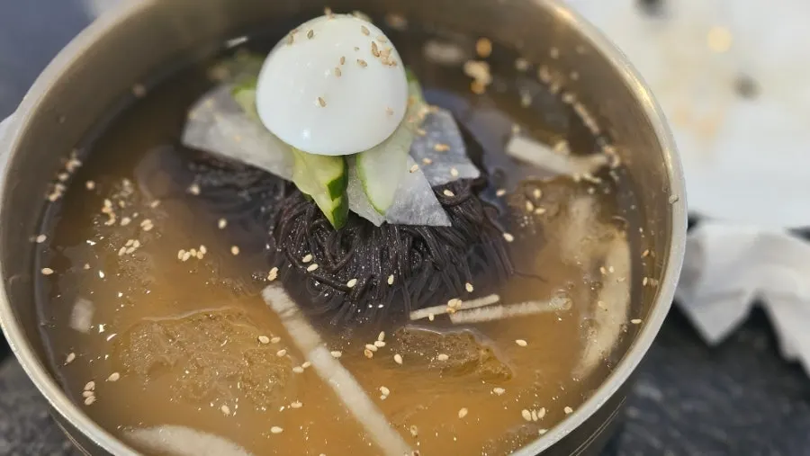Naengmyeon eaten wrapped with pork galbi