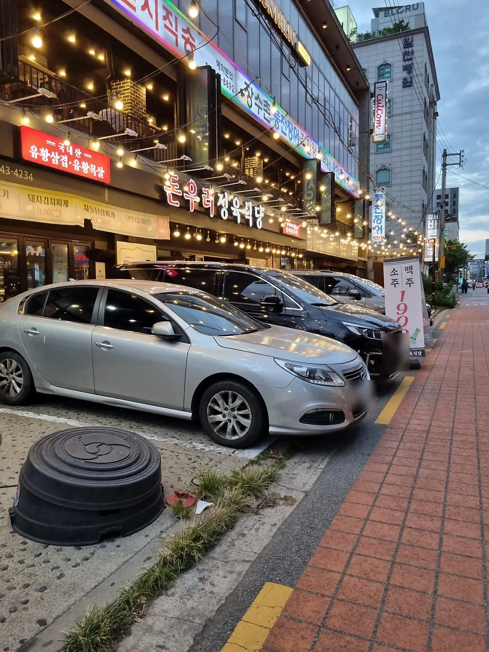 매장 앞 자체 주차장 모습