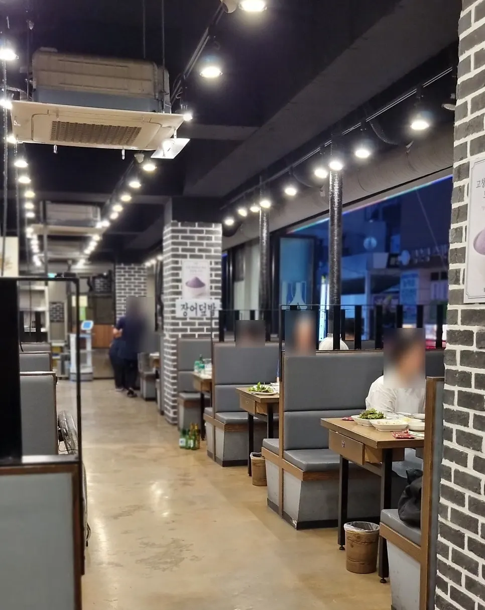 통으로 개방한 폴딩도어 창가 좌석