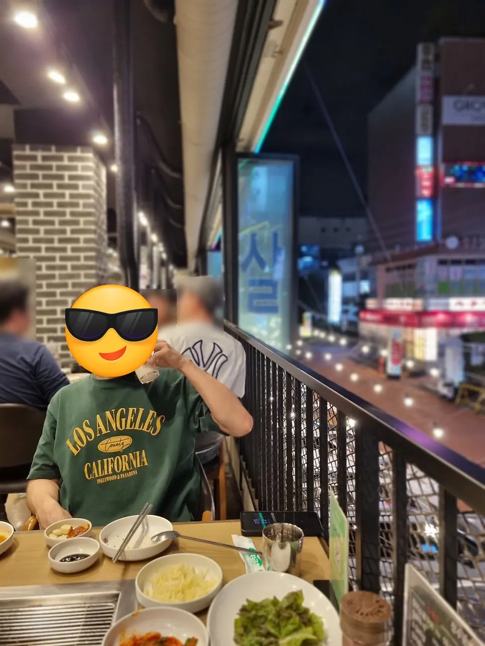 바람 들어오는 창가 테이블 자리