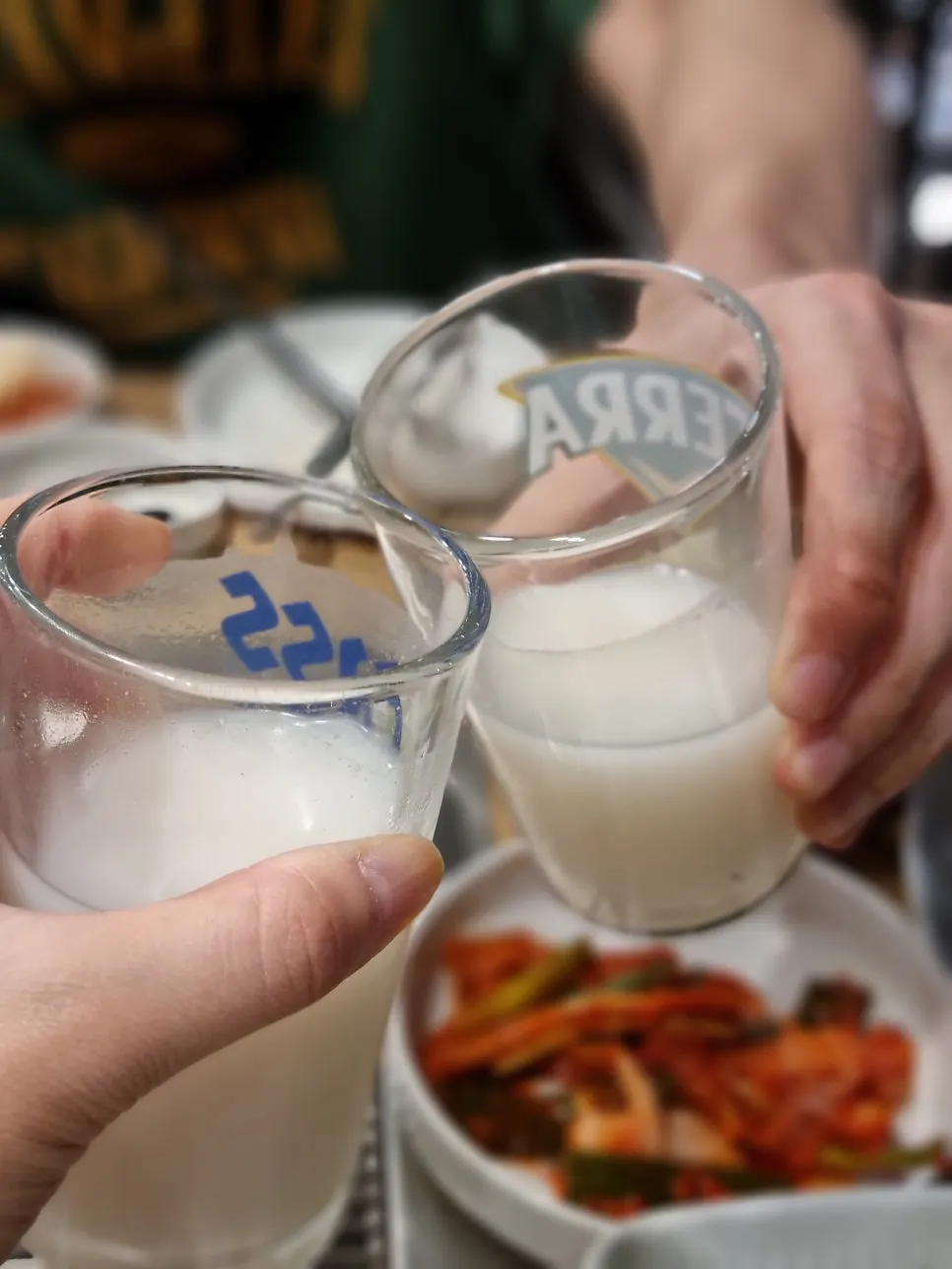 막걸리 잔과 장어 상차림