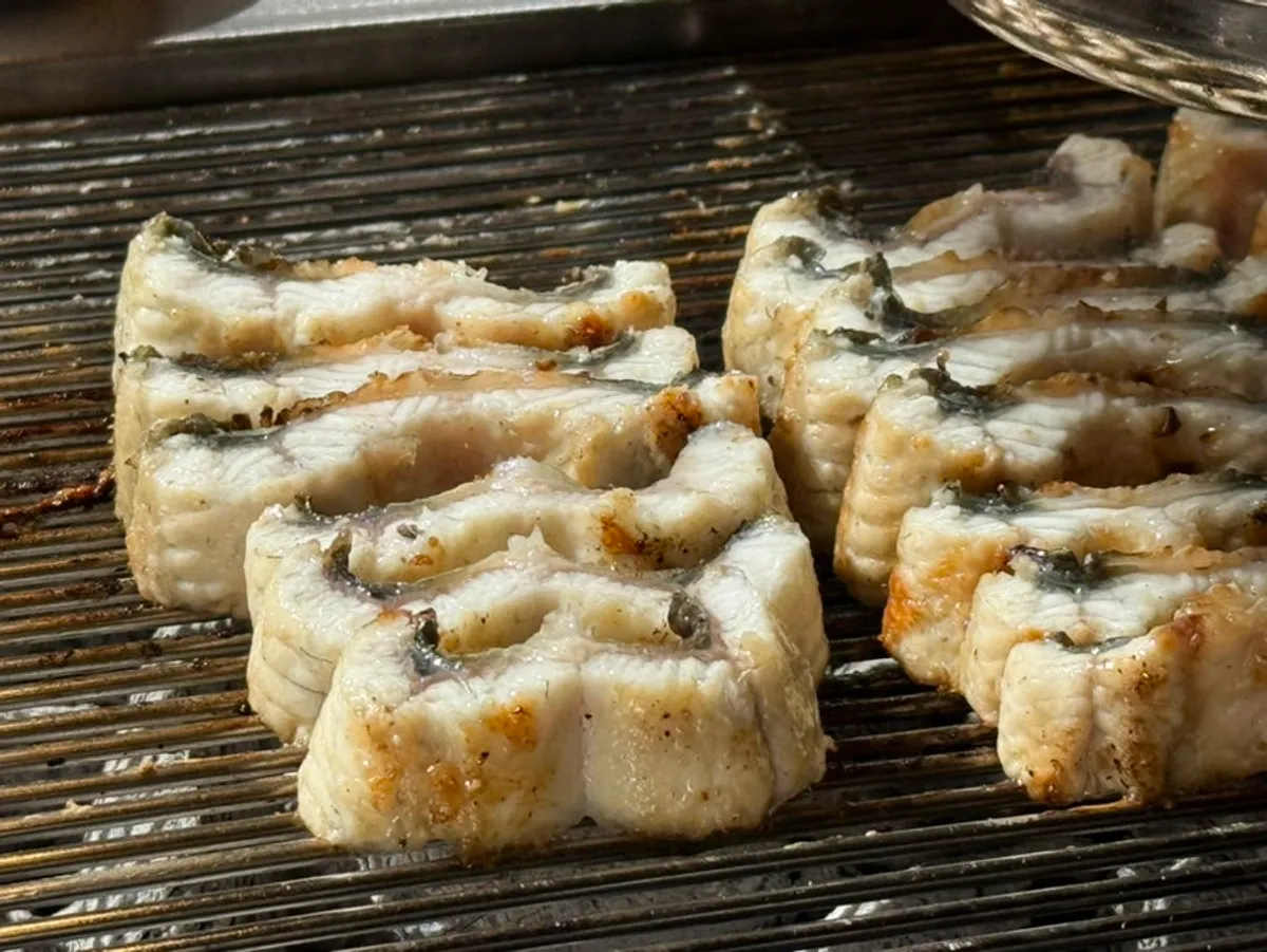 1kg of salted grilled eel on the grill at Jangsuchon Pungcheon Eel