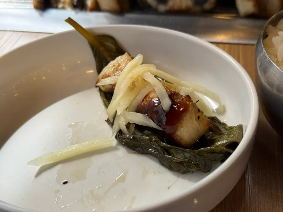 A bite-sized piece of grilled eel cut for eating