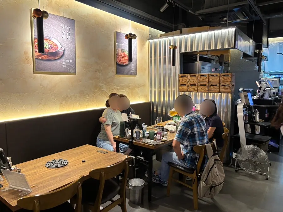 테이블이 넉넉하게 배치된 매장 내부 전경