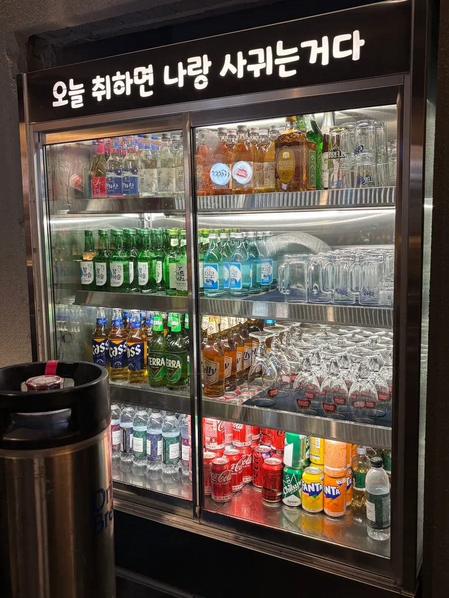 스포츠 경기 볼 수 있는 대형 스크린이 있는 홀