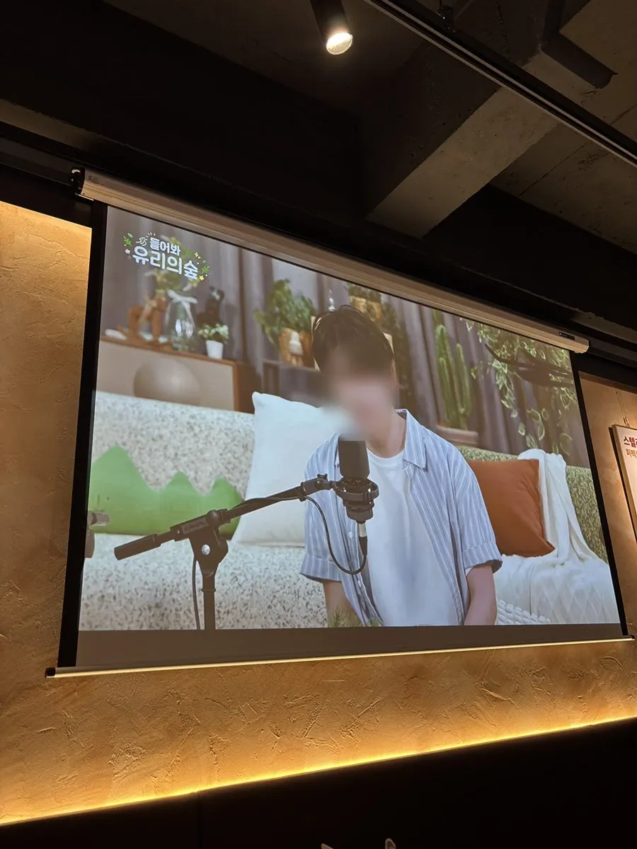 여럿이 모이기 좋은 매장 좌석 공간