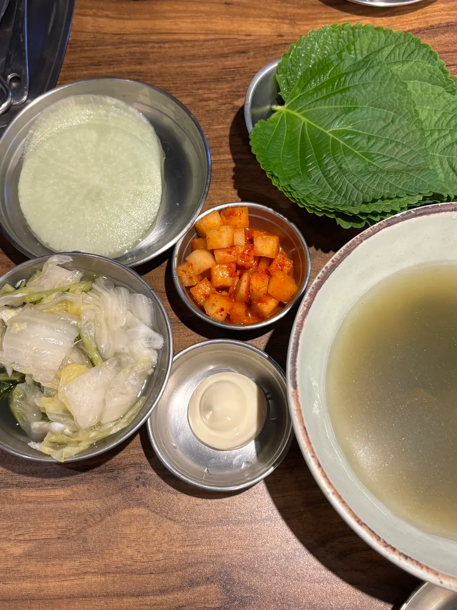 무쌈 깻잎 깍두기 백김치 마요네즈 기본 반찬 세팅