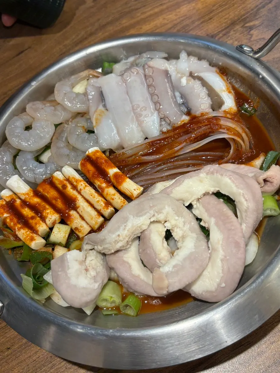 당면이 깔린 소곱창 낙곱새 중자 상차림