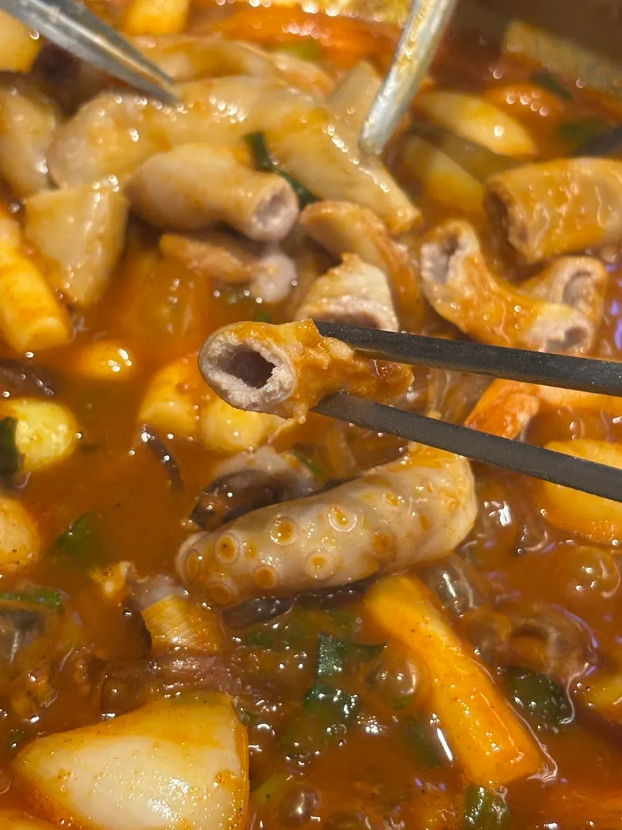 통으로 들어간 소곱창과 통통한 낙지