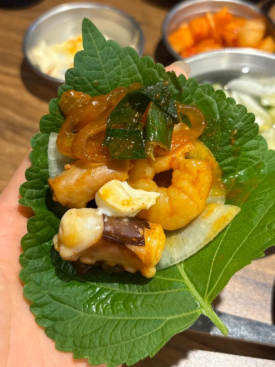 깻잎과 무쌈에 싸 먹는 낙곱새 한입