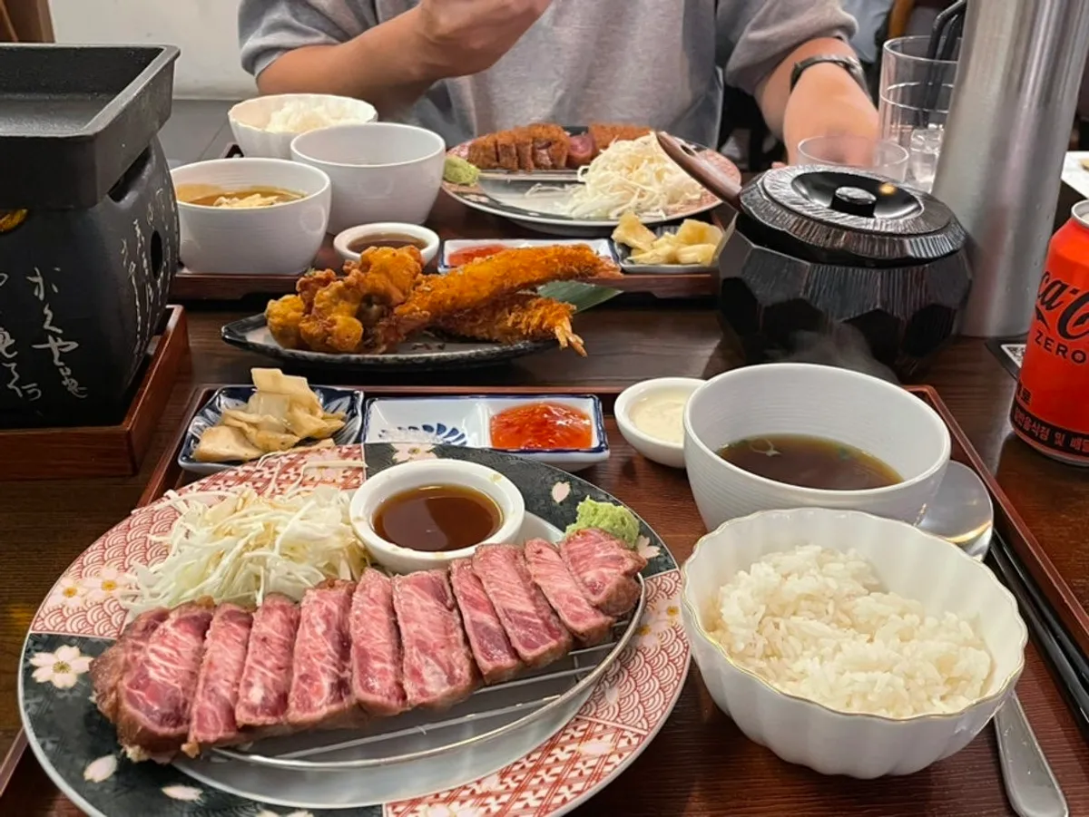 Full table spread of gyukatsu at Ichigyu Balsan Station Branch