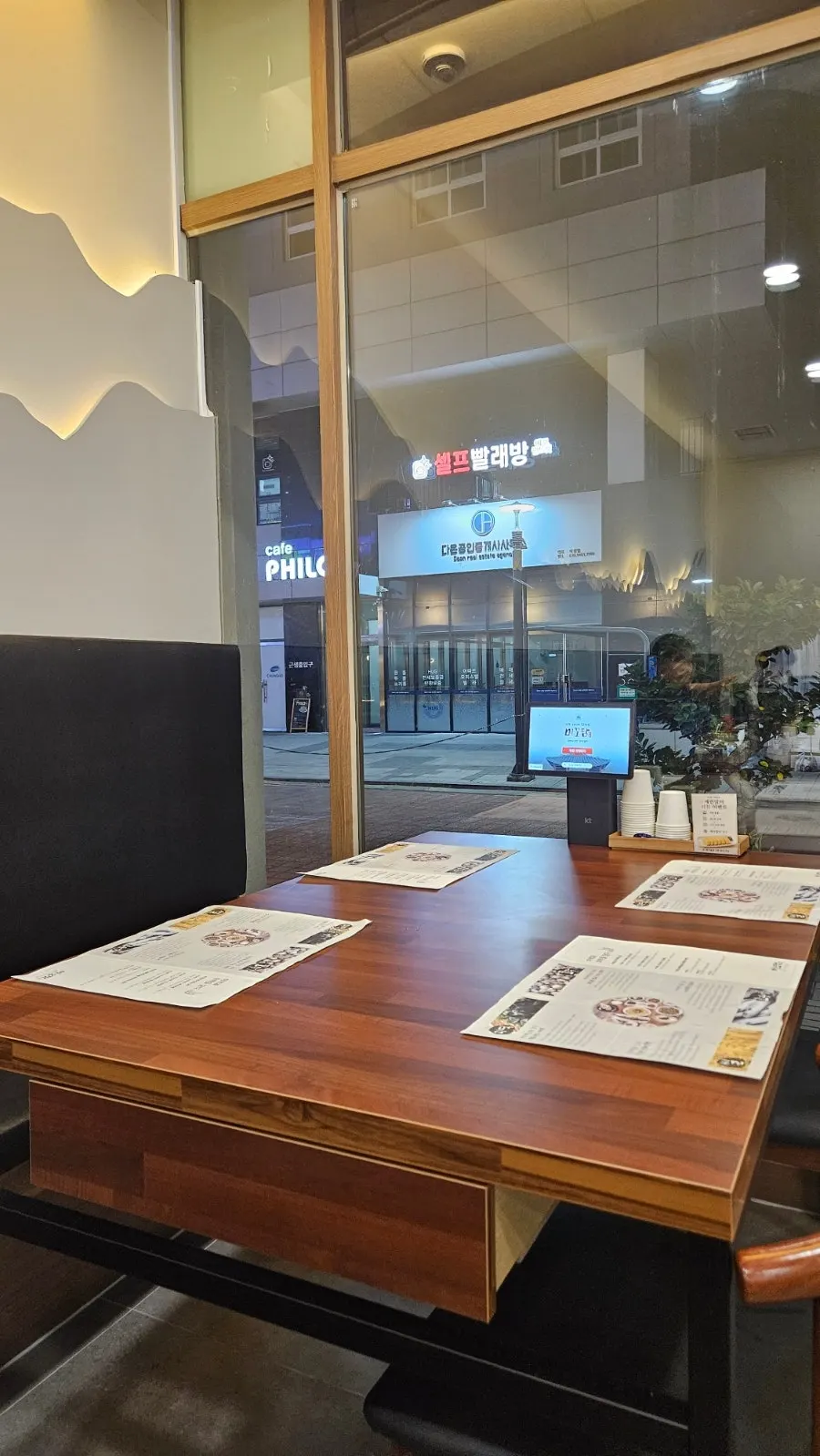 Family seating and private room interior at Mikodam Magok-Balsan Branch