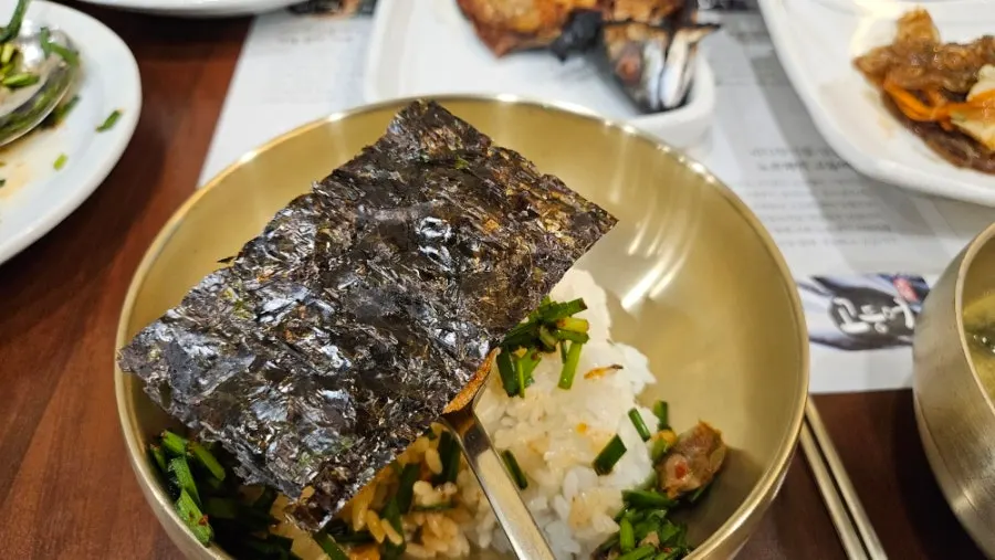 Close-up of seaweed soup in a stone pot