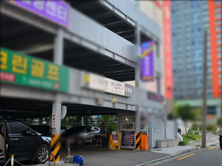 미꼬담 마곡발산점 건물 외부 입구