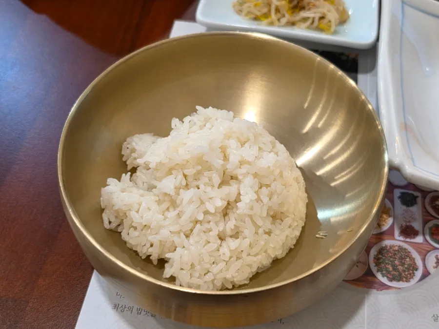 부추 올린 벌교 꼬막 맛간장 비빔