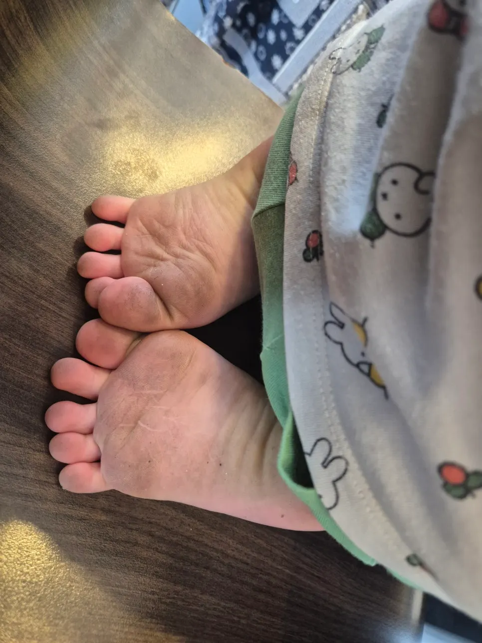 놀이터에서 뛰어논 아이와 주말 낮 풍경