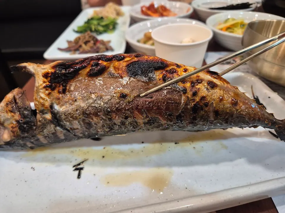 노릇하게 구운 고등어구이 상차림