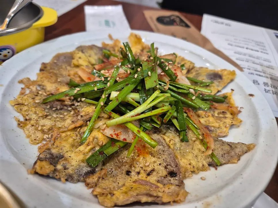 부추무침을 올린 소고기 육전