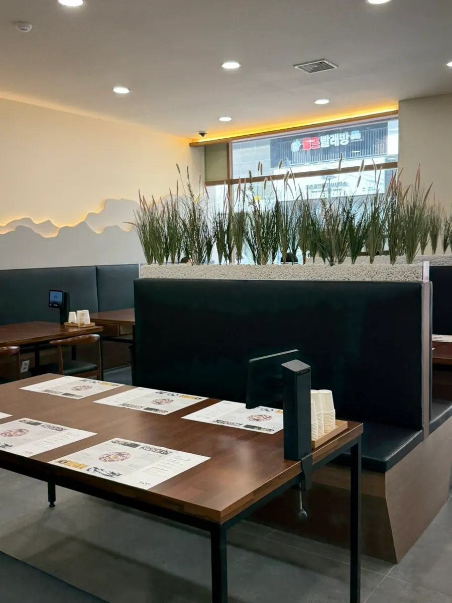 Ruang utama Mikodam Magok-Balsan Branch dengan jarak antar meja yang luas
