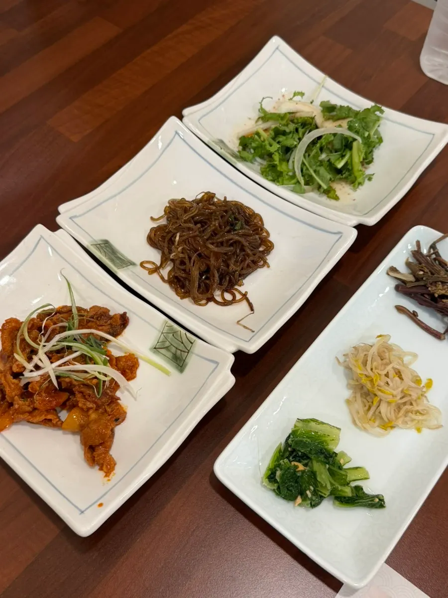 Piring lauk pendamping Mikodam seperti namul dan japchae