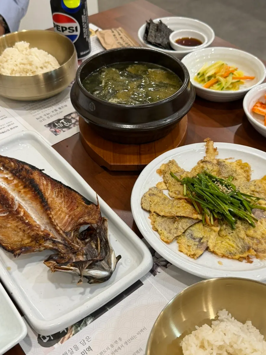 Ikan makarel Norwegia panggang yang disajikan bersama set