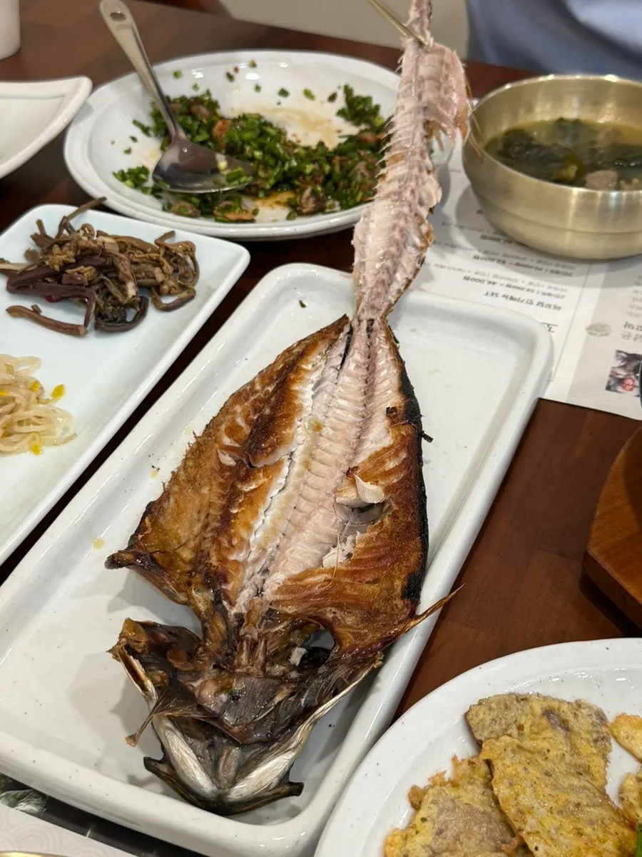 Tampilan dekat ikan makarel panggang dengan daging tebal