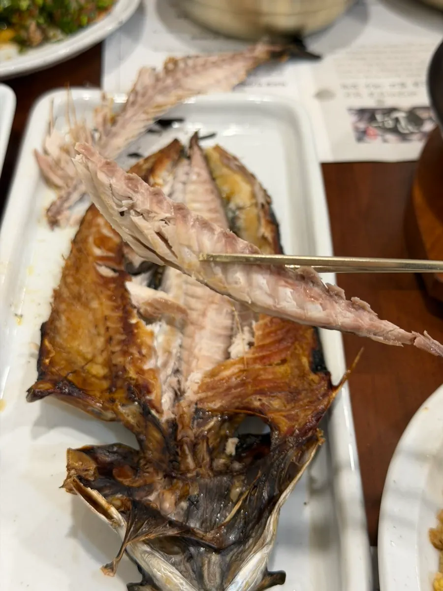 Sepotong ikan makarel panggang yang sudah dipisahkan dari durinya