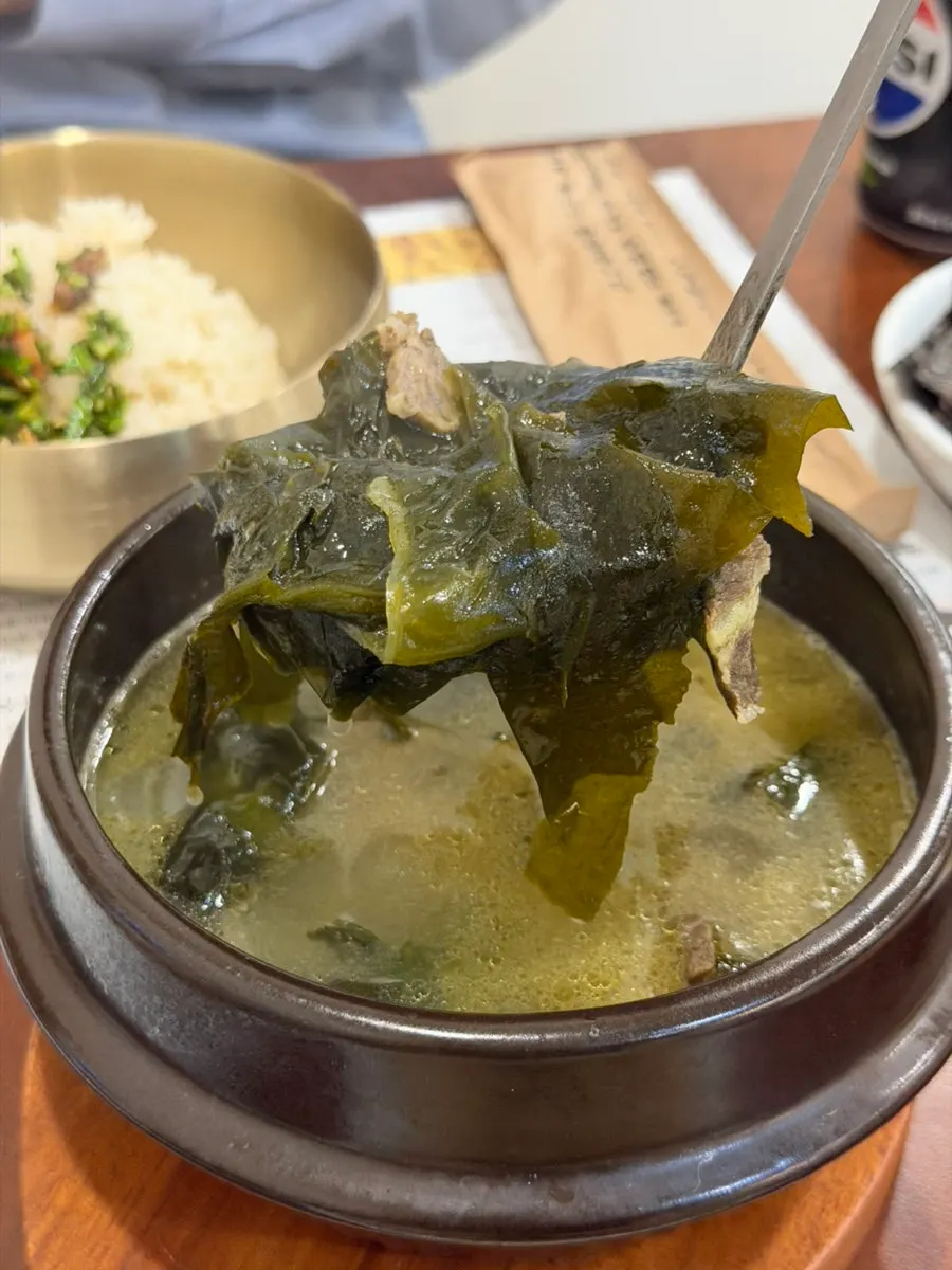 Sepotong yukjeon dengan buchu muchim di atasnya