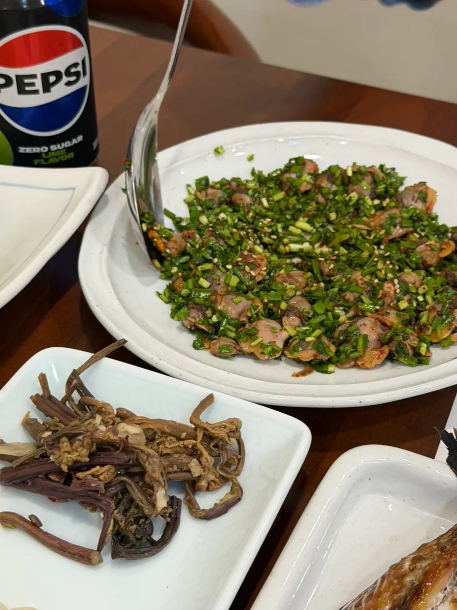 Miyeokguk daging sapi disajikan dalam ttukbaegi