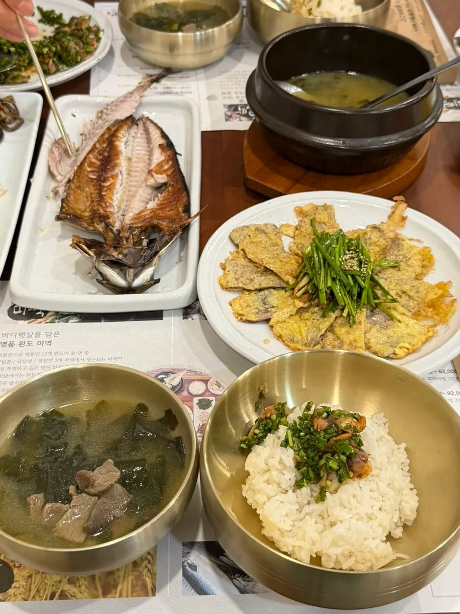 Sendok sup mengangkat miyeokguk daging sapi