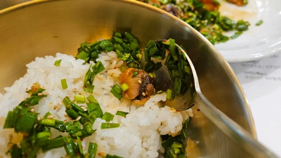 Cockle bibimbap eaten alongside seaweed soup