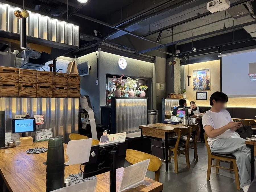 Neatly arranged interior of Gungmin Nakgopsae Gangseo Branch