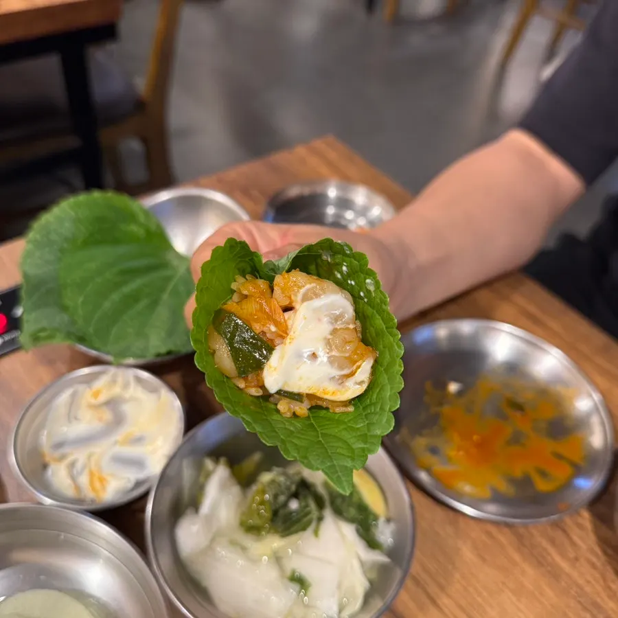 Shrimp and beef intestine combined with mayonnaise on perilla leaf