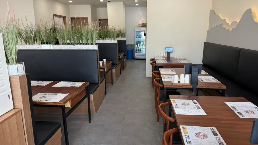 미꼬담 마곡발산점 홀 좌석 전경