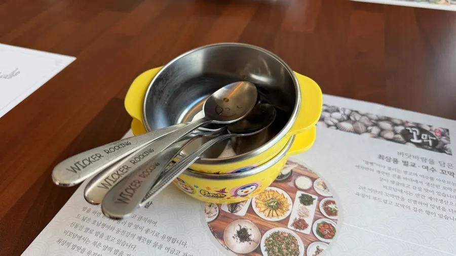 아이들을 위한 뽀로로 유아 식기와 작은 수저