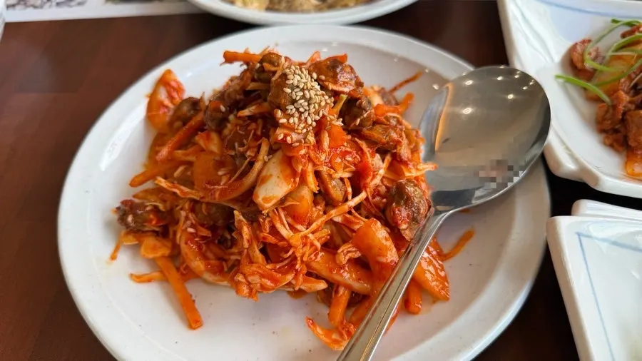 새빨간 양념의 초무침 꼬막비빔